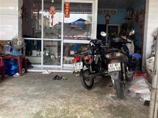bán nhà ngay mặt tiền chợ đức hoà
