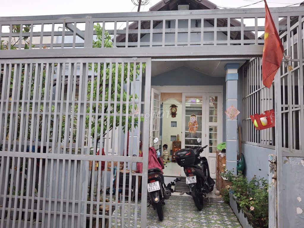 Nhà cấp 4 sổ hồng riêng, gần trạm y tế Hưng Long