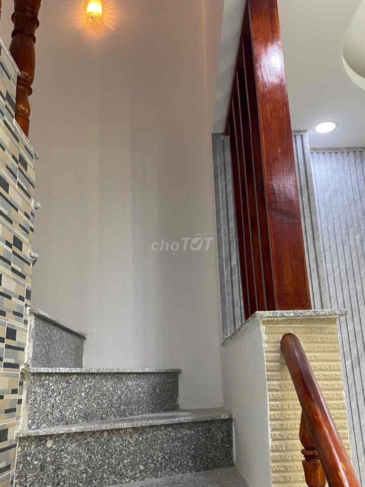 nhà 1 trệt 2 lầu 4 phòng ngủ 3 wc