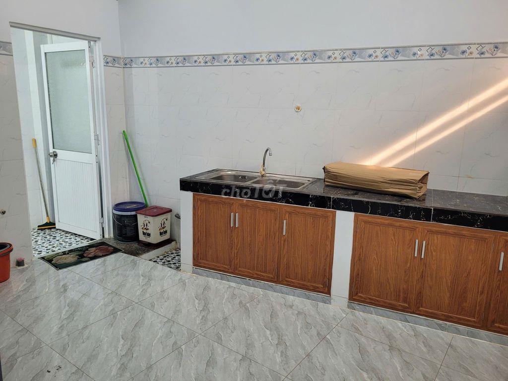 Cho thuê nhà mới xây nguyên căn, nhà ngay mặt tiền lớn