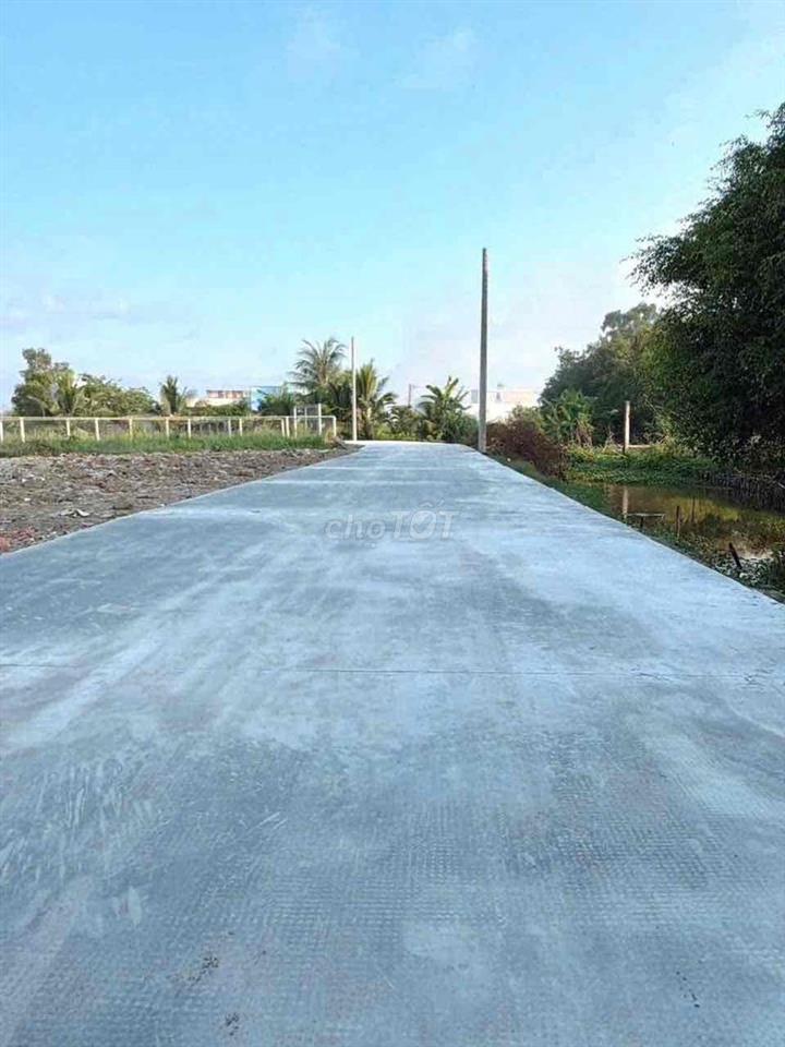 Đất giáp Bình Chánh ,gần chợ ,trường , dt 147m2 full thổ shr gia 750tr