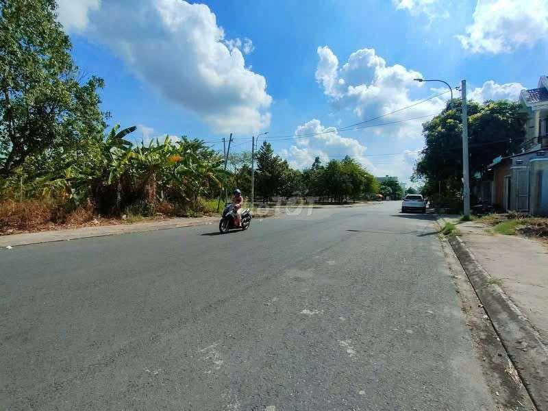 Gần vòng xoay 5 con rồng dt 90m2 SHR full thổ. 
