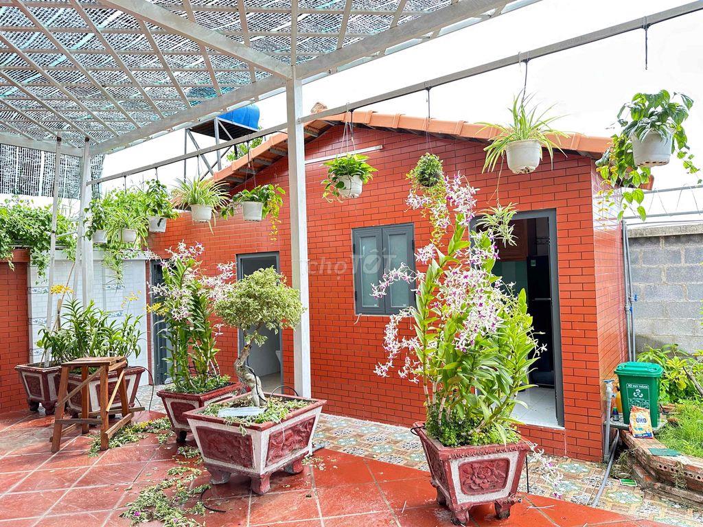 Cần bán gấp căn nhà gỗ sân vườn