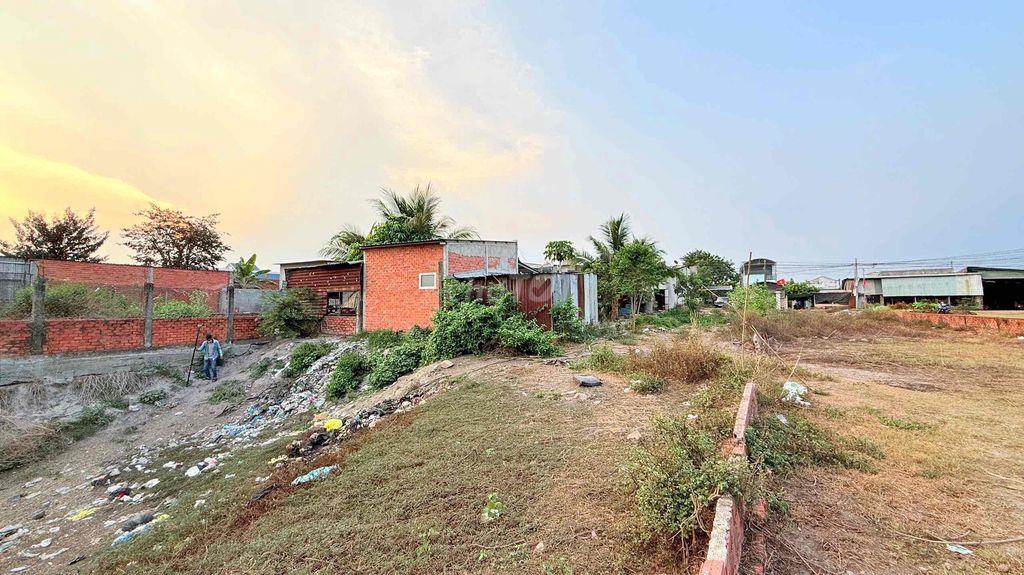 - Thổ cư 300m2, vườn, ao 600m2