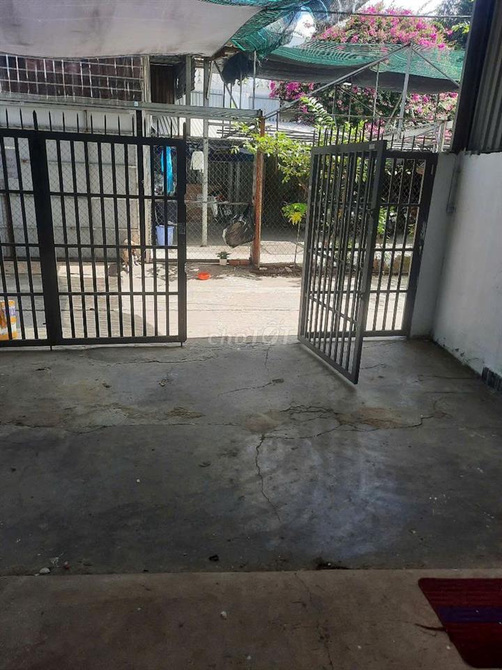 bán nhà hẻm xe hơi cách đường lê trọng tấn 100m dt  (5 x 15= 75m2)