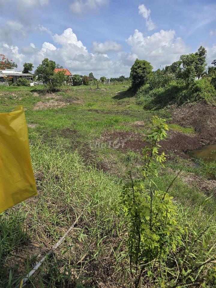 đất 1800 có  757m thổ cư.  gần  đường n2, cách ủy ban xã 1km.