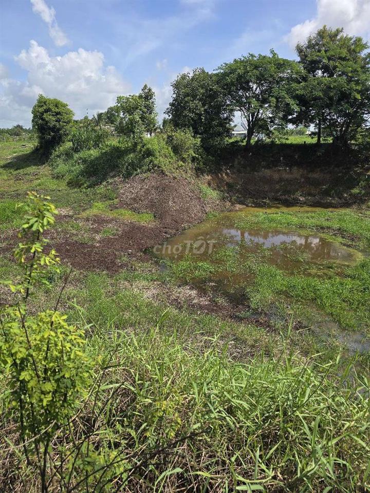 đất 1800 có  757m thổ cư.  gần  đường n2, cách ủy ban xã 1km.