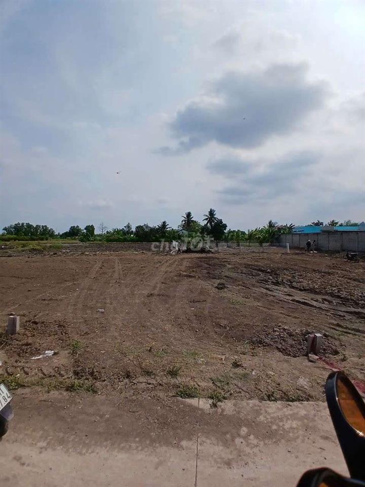 Bán gấp đất mặt tiền Nguyễn Thị Điểm huyện Tân Trụ tỉnh Long An