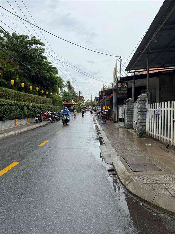 mặt tiền nguyễn phúc tần- trong phố cổ hội an