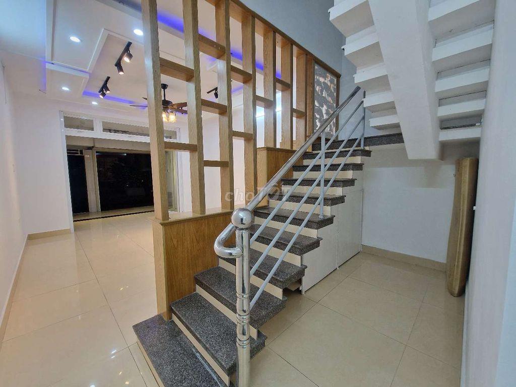 Nhà 2 MT cửa trước sau đường hoàng hoa thám cách biển 2km sỗ hồng sẵn