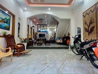 nhà 1 trệt 2 lầu