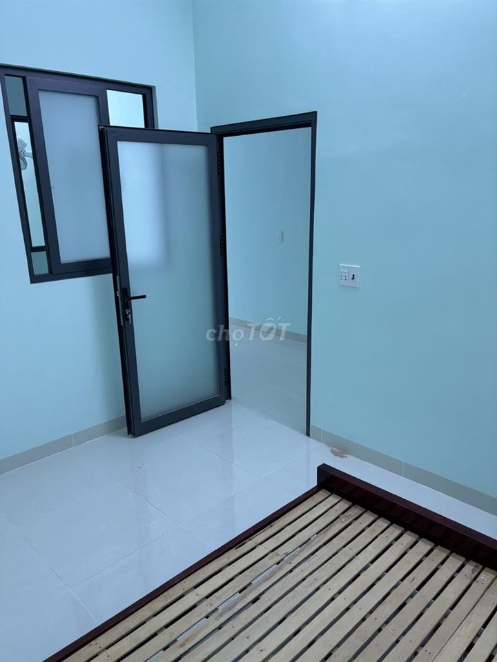 Cho Thuê lâu dài nhà mới (5*25, 2PN, 1PK, 1PB, 1WC, sân oto). Giá 4tr
