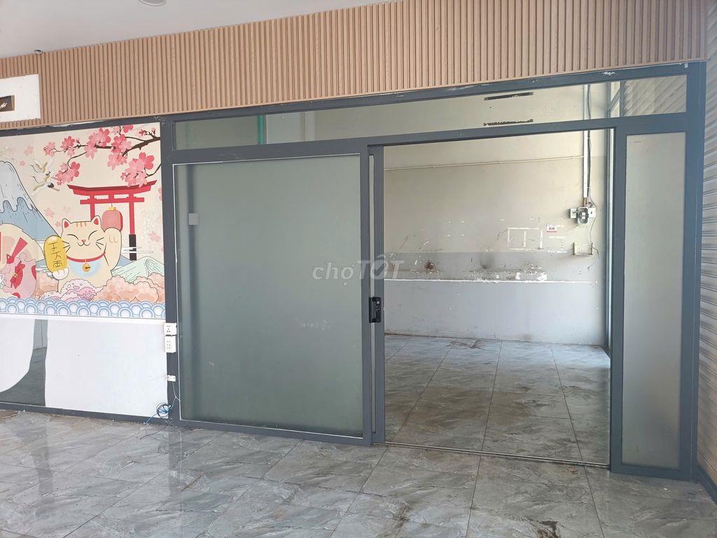 Mặt bằng kinh doanh  2 cửa kính ngay đường số 1 ngã tư số 10.