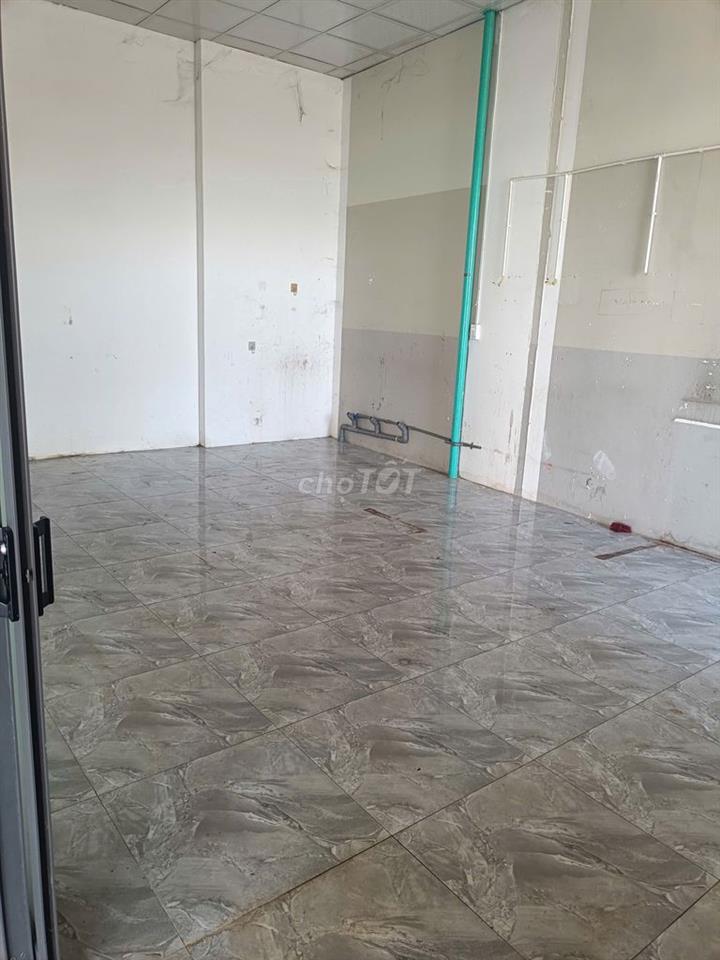 Mặt bằng kinh doanh  2 cửa kính ngay đường số 1 ngã tư số 10.