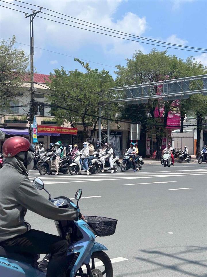 cần bán nhà mặt tiền 30/4