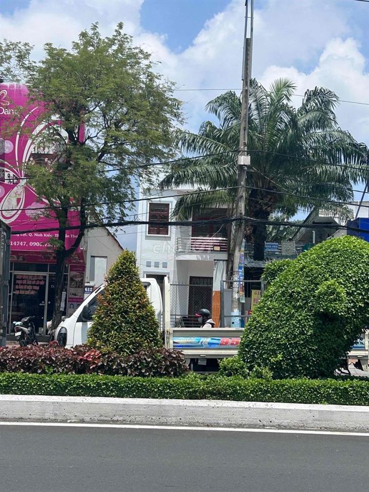 cần bán nhà mặt tiền 30/4