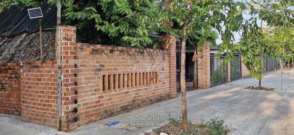 Bán nhà đất cấp 4 mặt tiền đường Tạ Văn Sáu