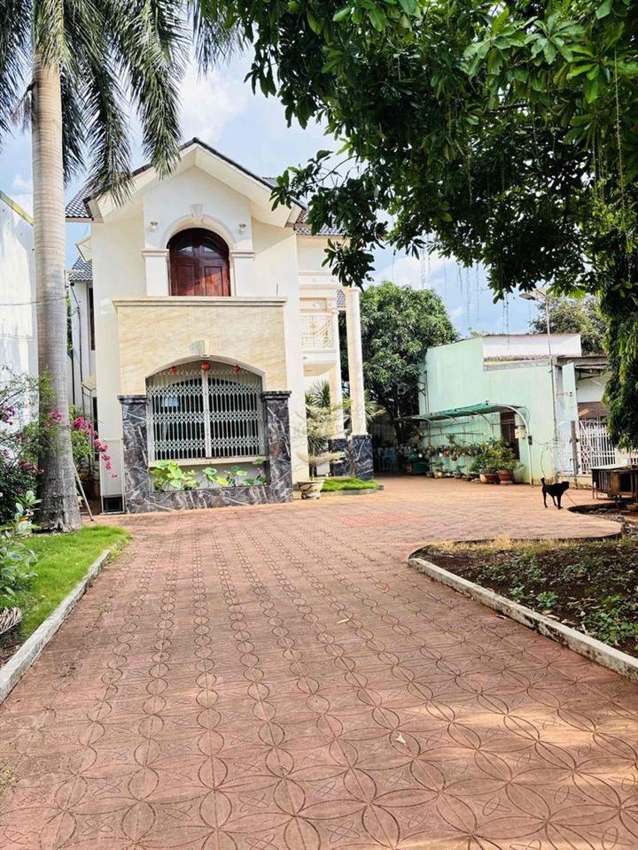 CHO THUÊ BIỆT THỰ SÂN VƯỜN - DIỆN TÍCH 700m² MẶT TIỀN TRUNG TÂM