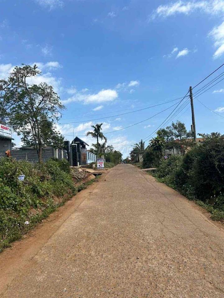 Đất chính chủ. cách QL14 hơn 1km . đường bê tông. mặt tiền đường chính
