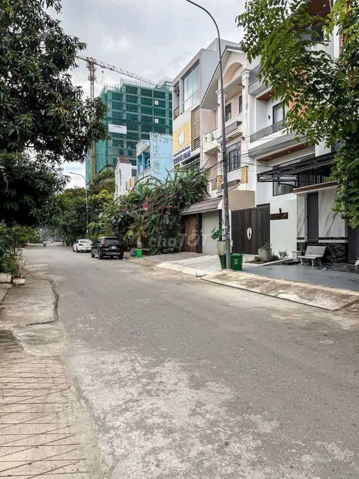 NHÀ 2 LẦU RỘNG - KDC XÂY DỰNG - GIÁP KHU NAM LONG