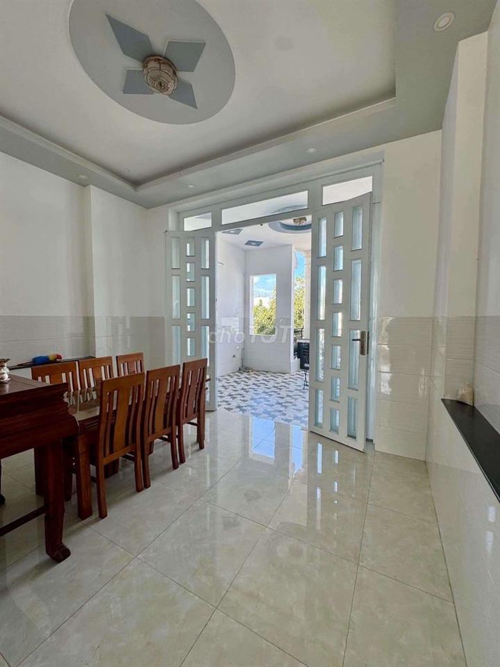 NHÀ 2 LÂU RỘNG RÃI - KDC HỒNG PHÁT
