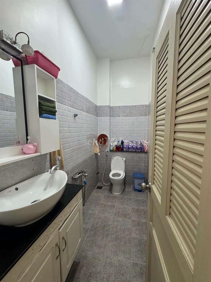 NHÀ 2 LÂU RỘNG RÃI - KDC HỒNG PHÁT