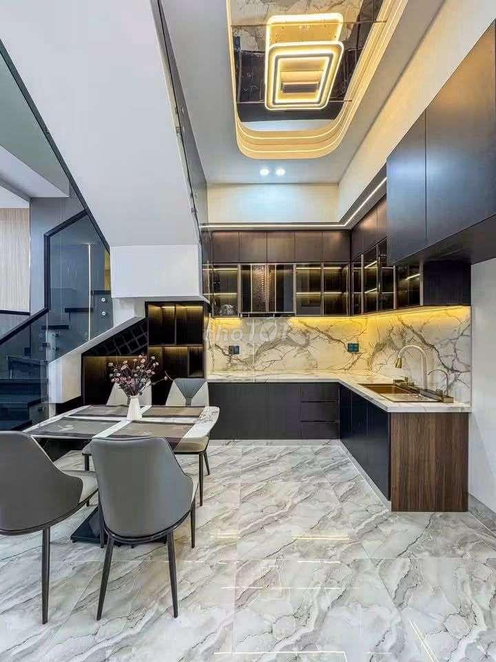 NHÀ RỘNG RÃI - GẦN ĐẠI HỌC Y DƯỢC CẦN THƠ