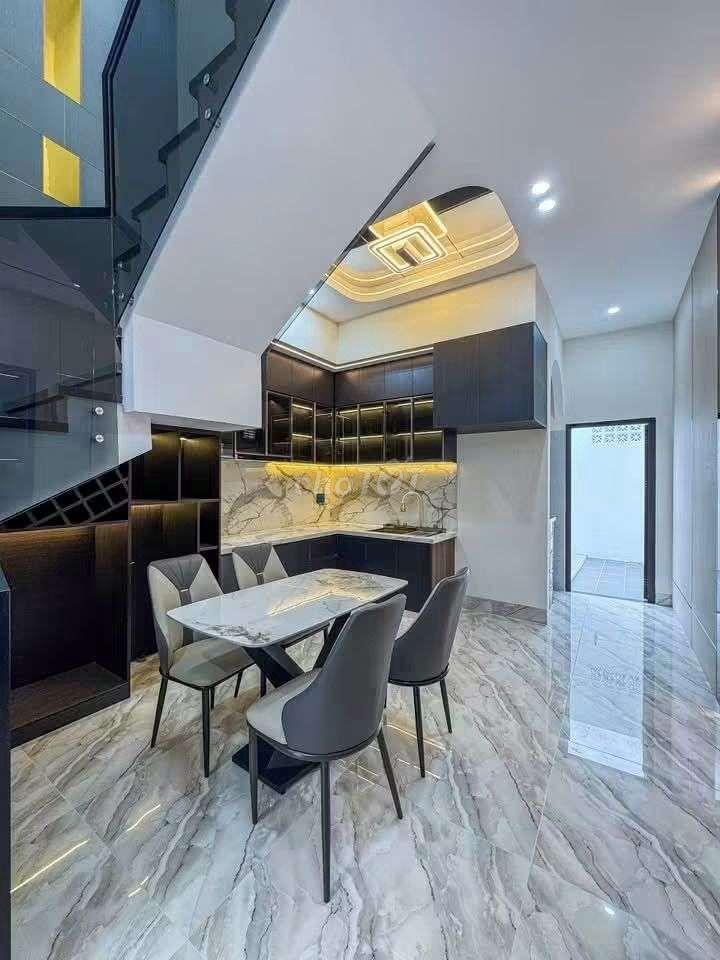NHÀ RỘNG RÃI - GẦN ĐẠI HỌC Y DƯỢC CẦN THƠ