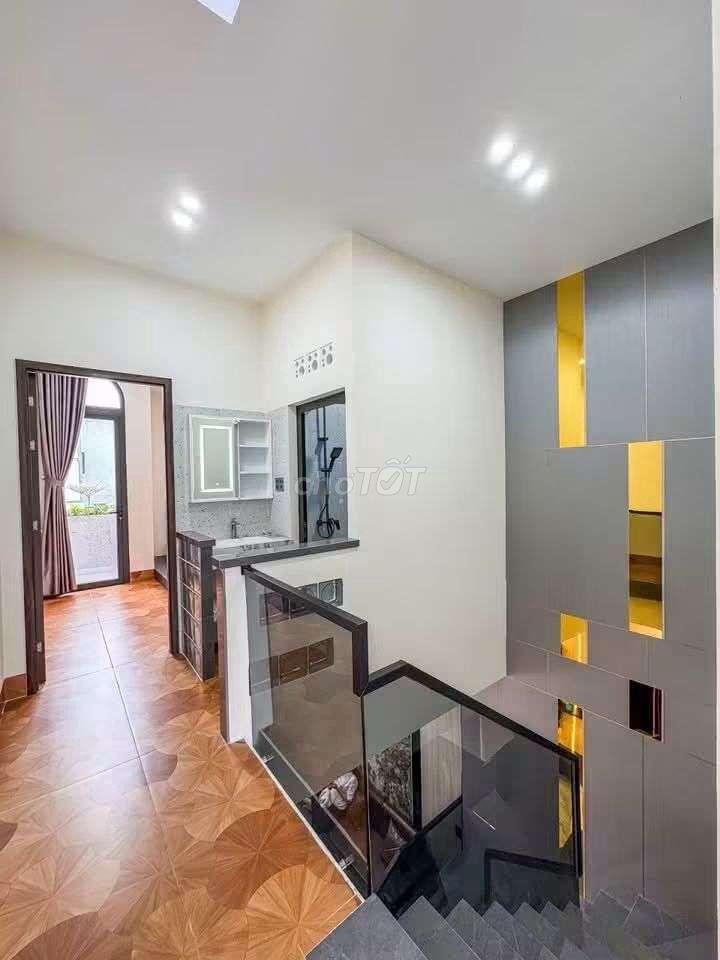 NHÀ RỘNG RÃI - GẦN ĐẠI HỌC Y DƯỢC CẦN THƠ