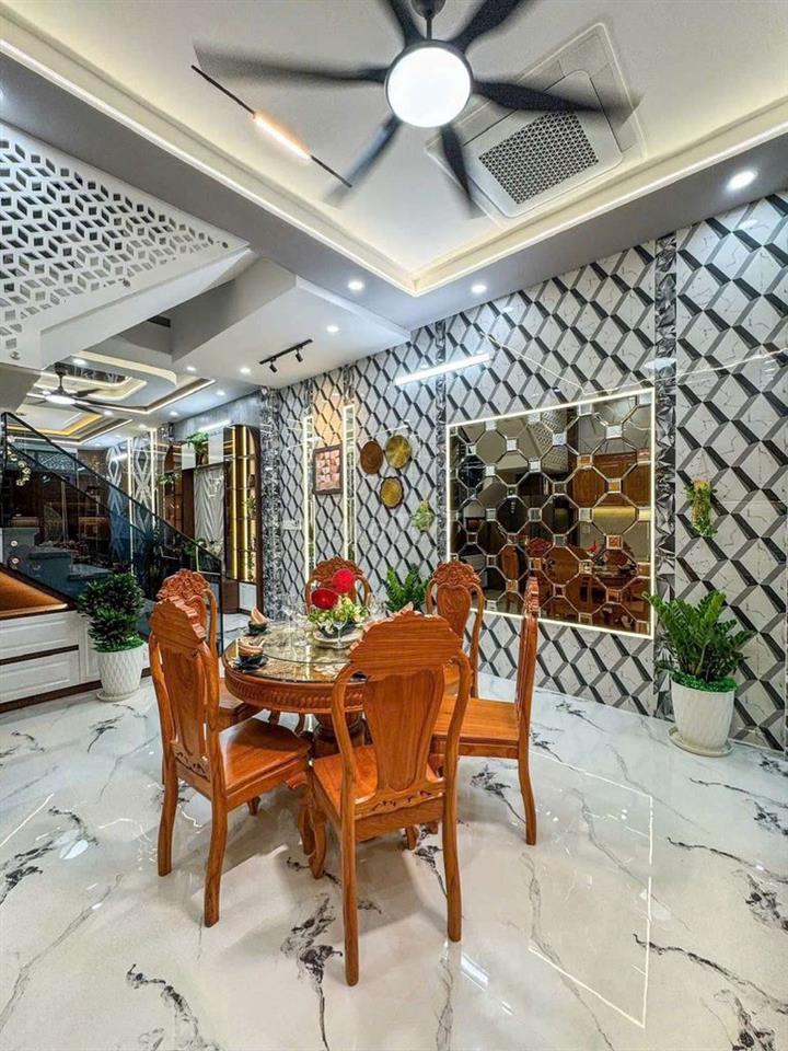 NHÀ 2 LẦU NỘI THẤT CAO CẤP - GẦN ĐH Y DƯỢC