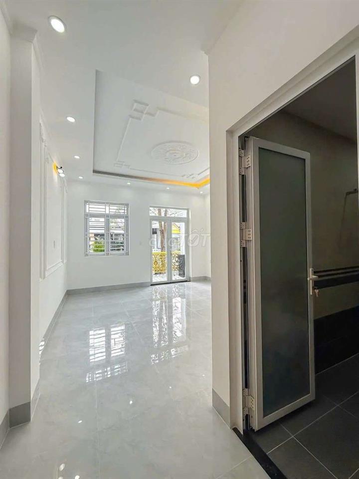 NHÀ 2 LẦU SÂN THƯỢNG - KDC HỒNG PHÁT 12