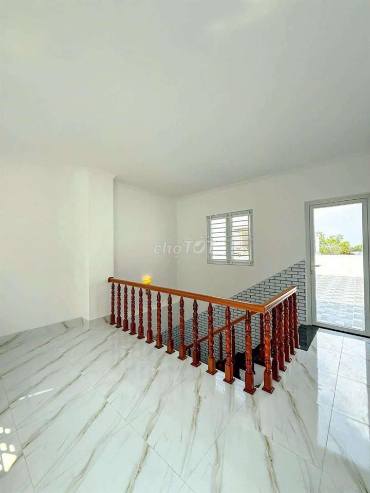 NHÀ 2 LẦU SÂN THƯỢNG - KDC HỒNG PHÁT 12