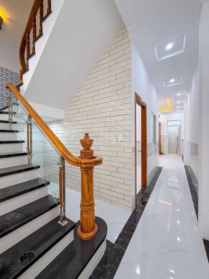 NHÀ 2 LẦU SÂN THƯỢNG - KDC HỒNG PHÁT 12