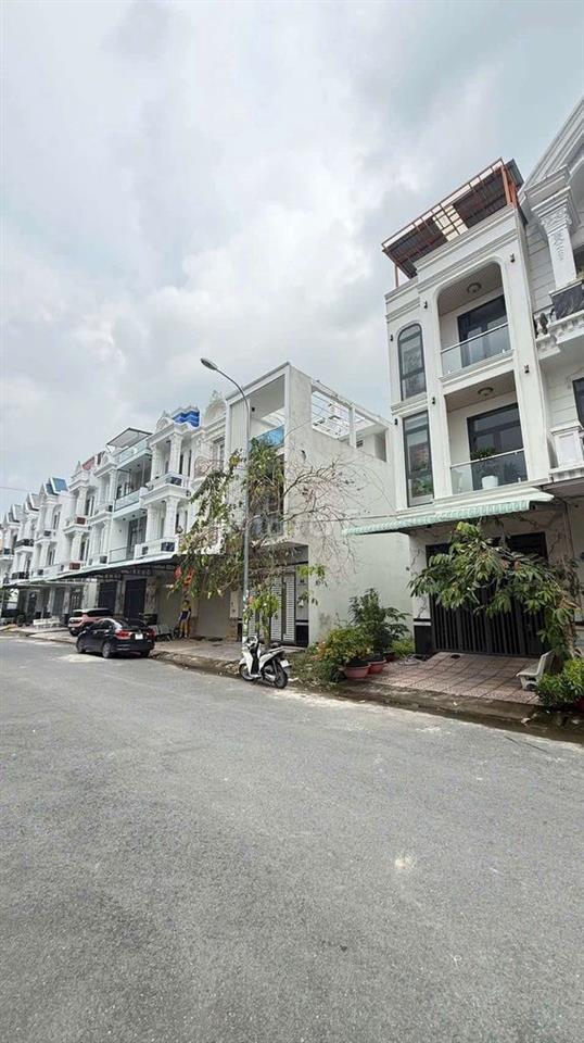 ĐƯỜNG B12 KDC HƯNG PHÚ 1 - NHÀ 2 LẦU SÂN THƯỢNG
