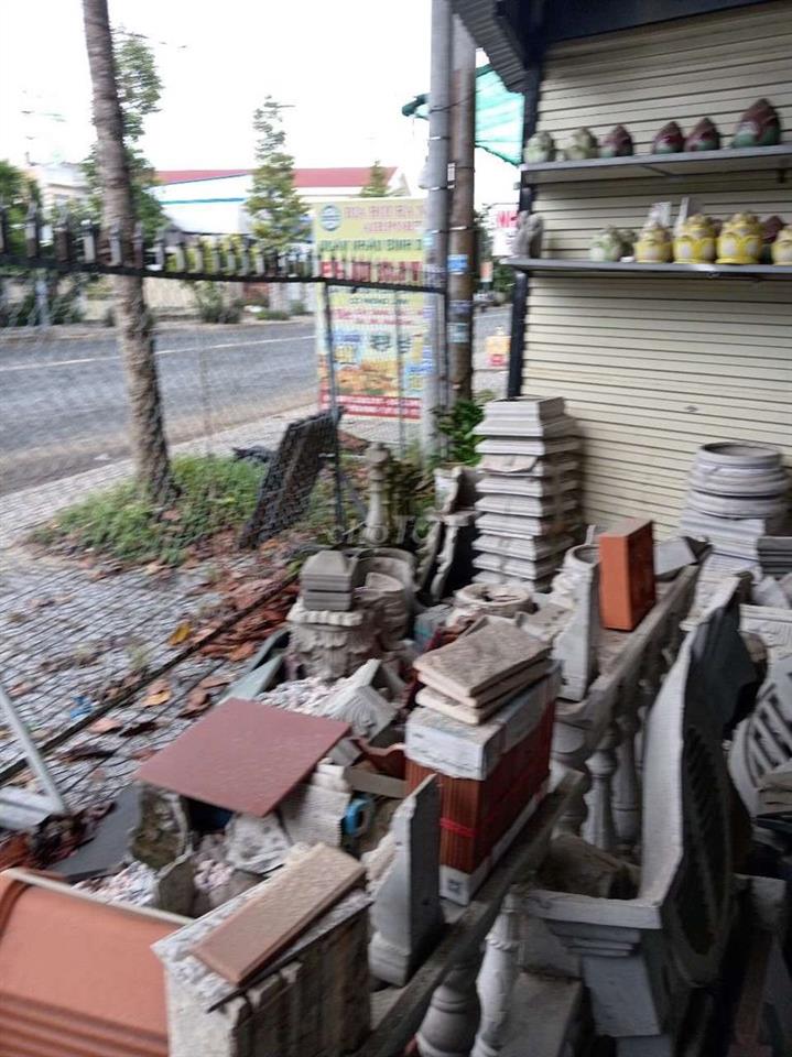 Không có thời gian trông coi cần sang lại mặt bằng đối diện trường học