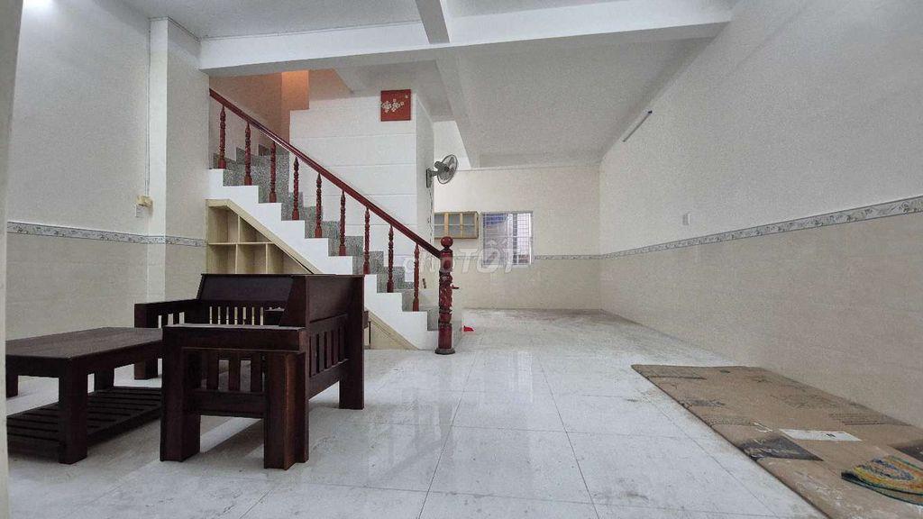 BÁN NHÀ TRỆT LẦU RỘNG - LỘ NHỰA gần TRƯỜNG FPT - 3PN - KDC HOÀNG QUÂN 