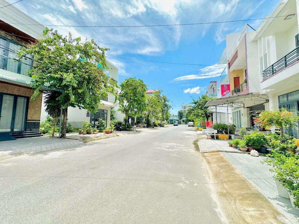 BÁN NHÀ TRỆT LỮNG = GIÁ NỀN - KDC HỒNG LOAN - 3 P. NGỦ - Gần Bến Xe