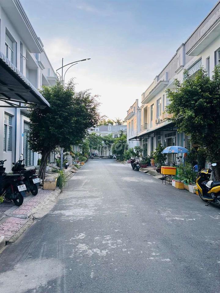 CHO THUÊ NHÀ TRỆT LẦU - GÓC HẺM HÔNG THOÁNG MÁT - KDC HOÀNG QUÂN