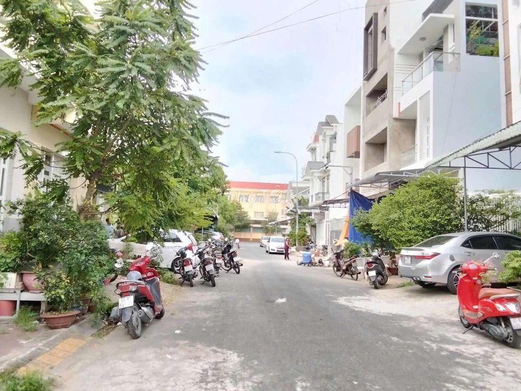 Nền nằm giữa 2 trường học THCS và tiểu học