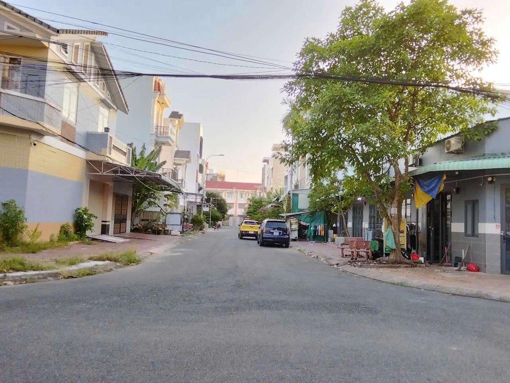 Nền nằm giữa 2 trường học THCS và tiểu học