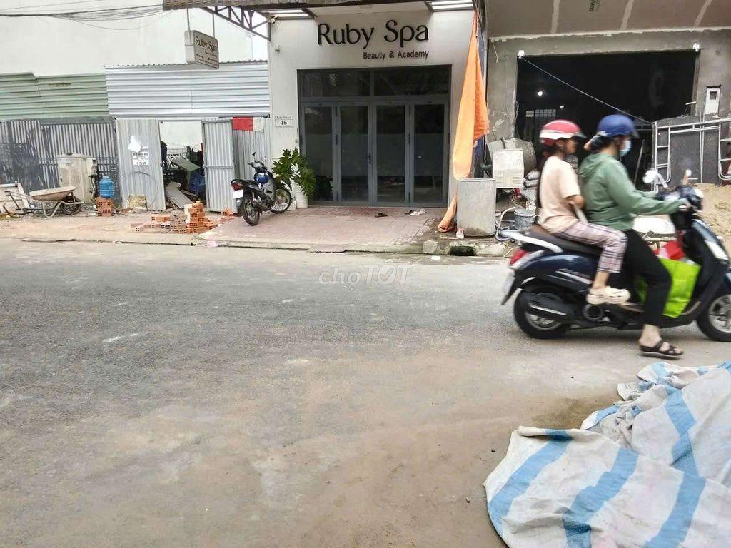 Nền nằm giữa 2 trường học THCS và tiểu học
