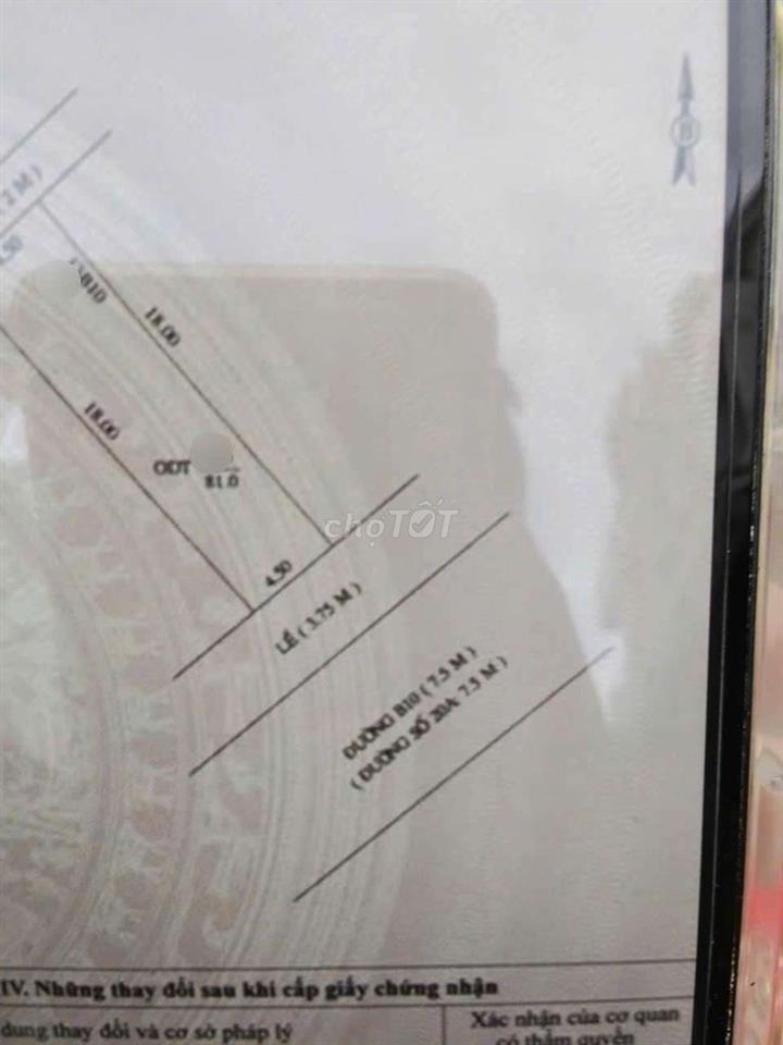 Nền nằm giữa 2 trường học THCS và tiểu học