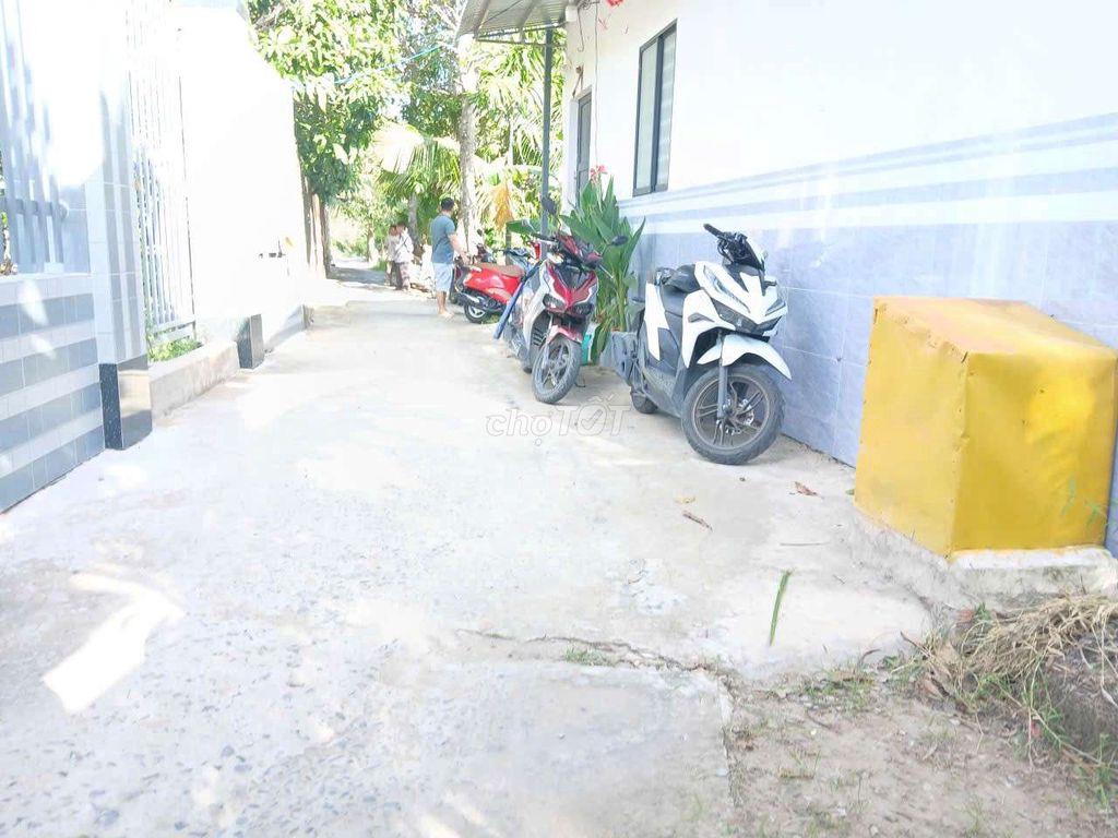 Nền gần trường tiểu học, sát chợ
