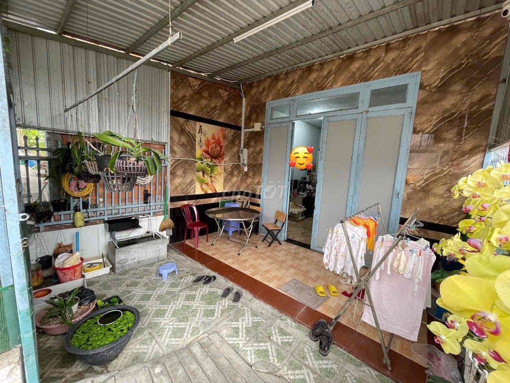 Bán đất tặng nhà cấp 4