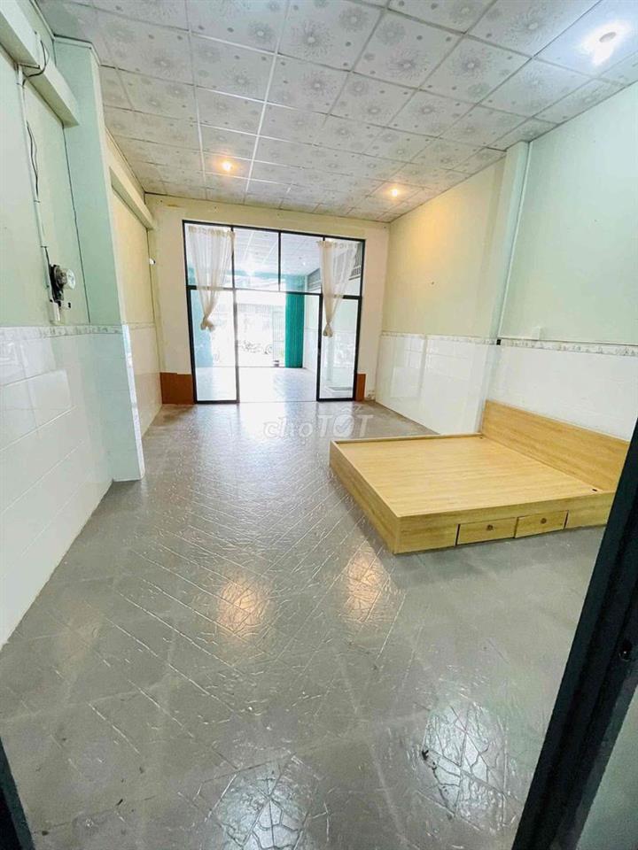Nhà trống suốt KDC Hồng Phát