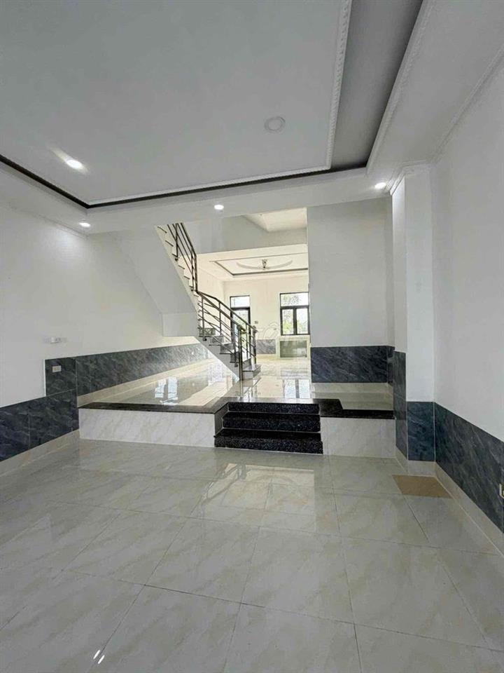 Nhà mới 3 lầu KDC 586