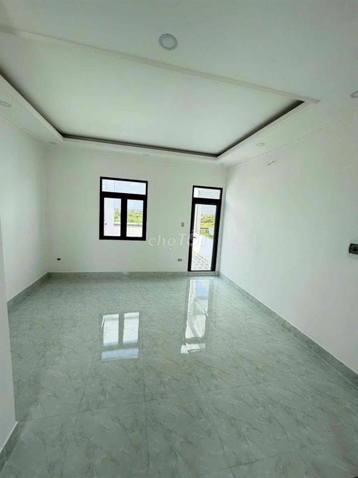 Nhà mới 3 lầu KDC 586