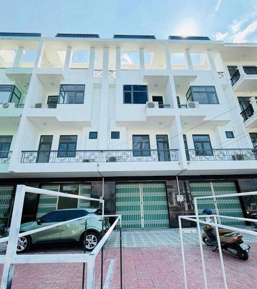 Nhà mới 3 lầu KDC 586