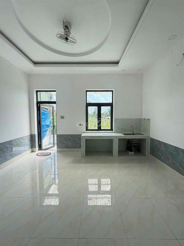 Nhà mới 3 lầu KDC 586