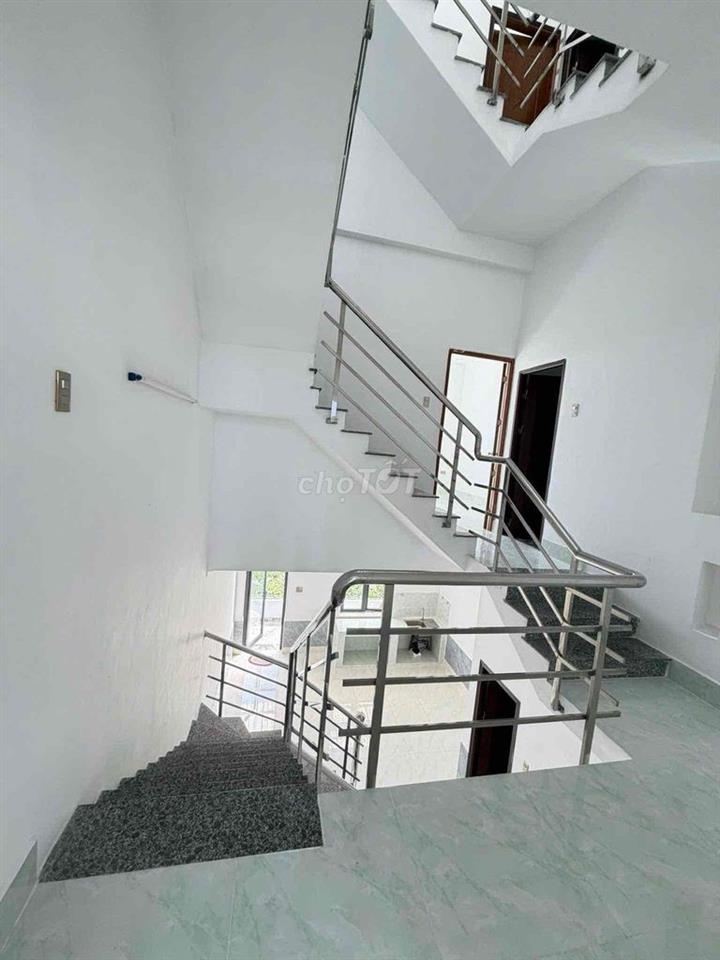 Nhà mới 3 lầu KDC 586